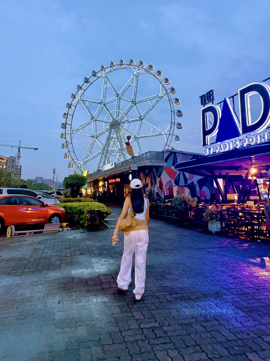 kunjunim's tweet photo. 6 PM, rainy skies &amp; the MOA Eye. 🤍🤎🎡 https://t.co/xn1dztBZW9