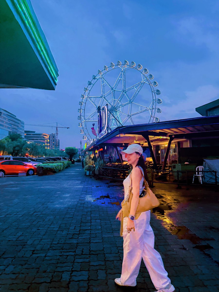 kunjunim's tweet photo. 6 PM, rainy skies &amp; the MOA Eye. 🤍🤎🎡 https://t.co/xn1dztBZW9