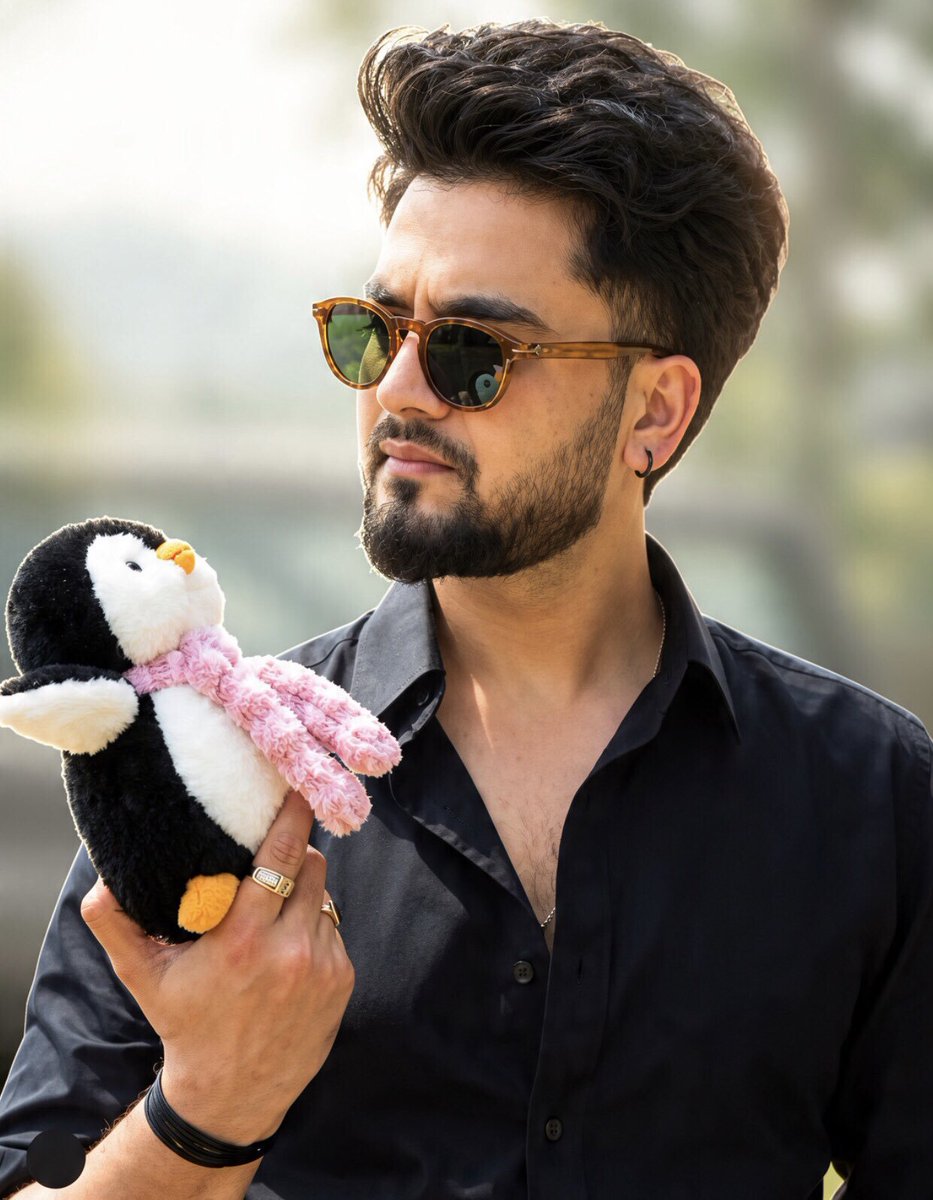 pdutta91's tweet photo. It's called being business minded....

Akku Devi ji ke sath promotional reel shoot hone ke baad kya he kaam aata yea soft toy...

So he gave it to Teja ji... https://t.co/rtwoqQWAmd