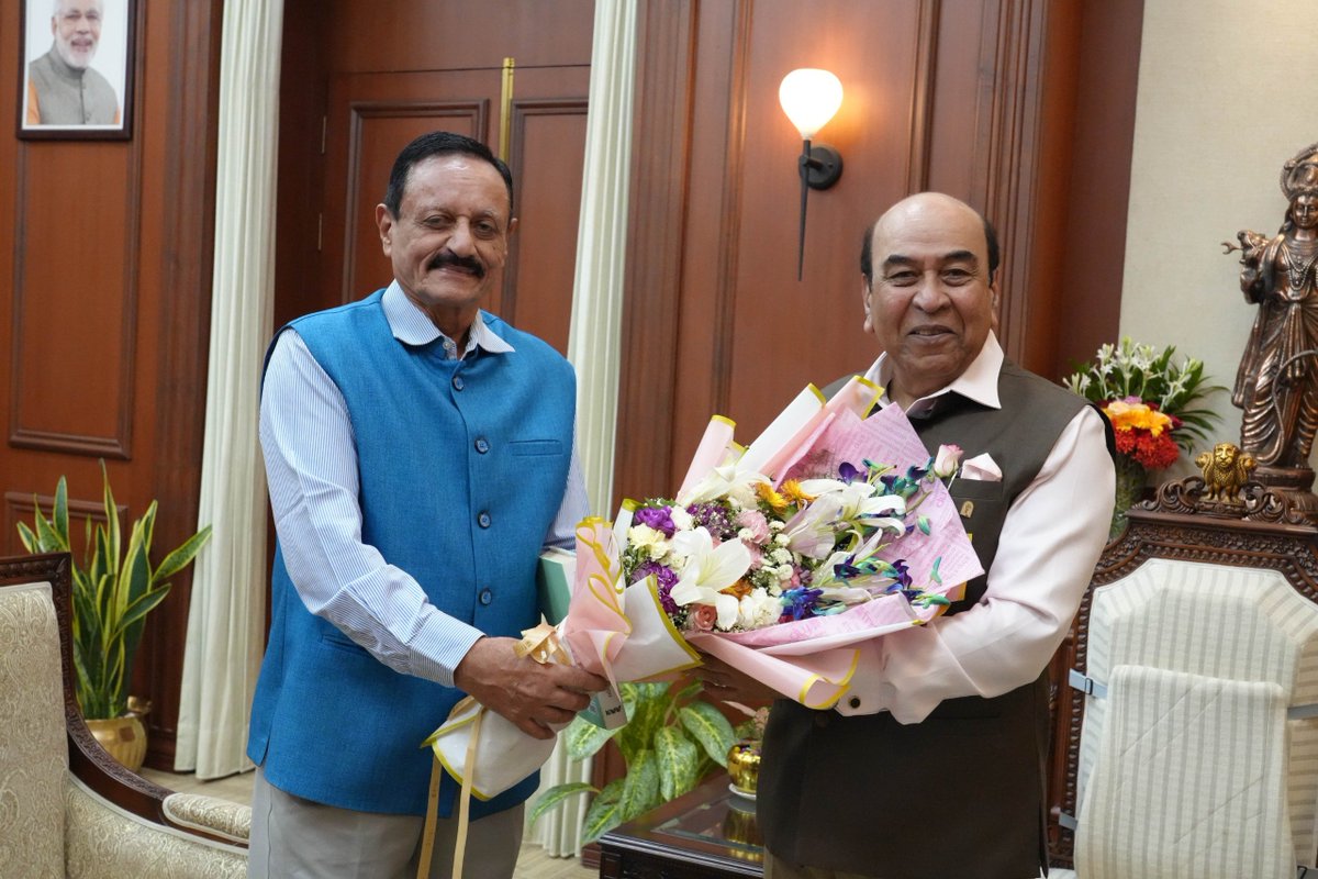 Chopsyturvey's tweet photo. Am in Patna for a TeD Talk at IIT. Called on the Hon'ble Governor General Ata Hasnain at Lok Bhawan. Presented him one of my recent books. Great interaction. https://t.co/g6dYDxOptF