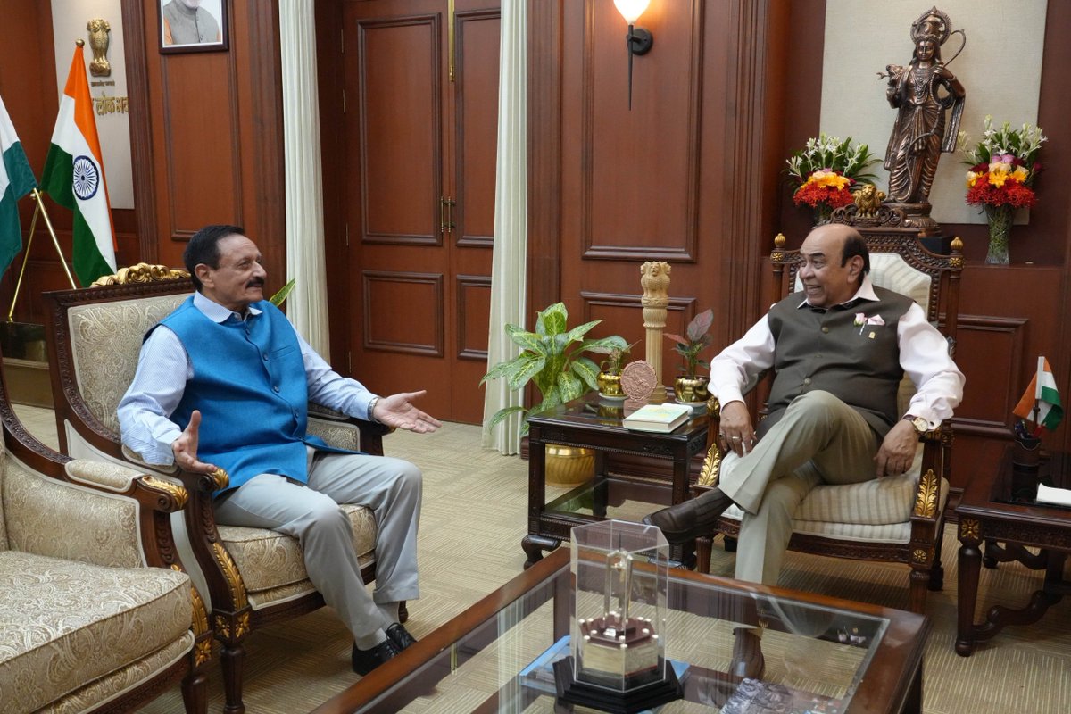 Chopsyturvey's tweet photo. Am in Patna for a TeD Talk at IIT. Called on the Hon'ble Governor General Ata Hasnain at Lok Bhawan. Presented him one of my recent books. Great interaction. https://t.co/g6dYDxOptF