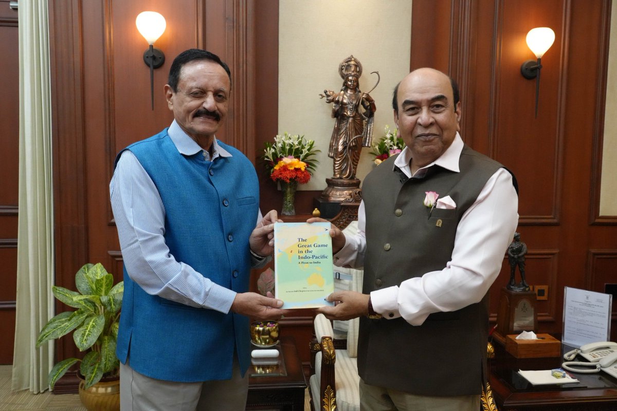 Chopsyturvey's tweet photo. Am in Patna for a TeD Talk at IIT. Called on the Hon'ble Governor General Ata Hasnain at Lok Bhawan. Presented him one of my recent books. Great interaction. https://t.co/g6dYDxOptF