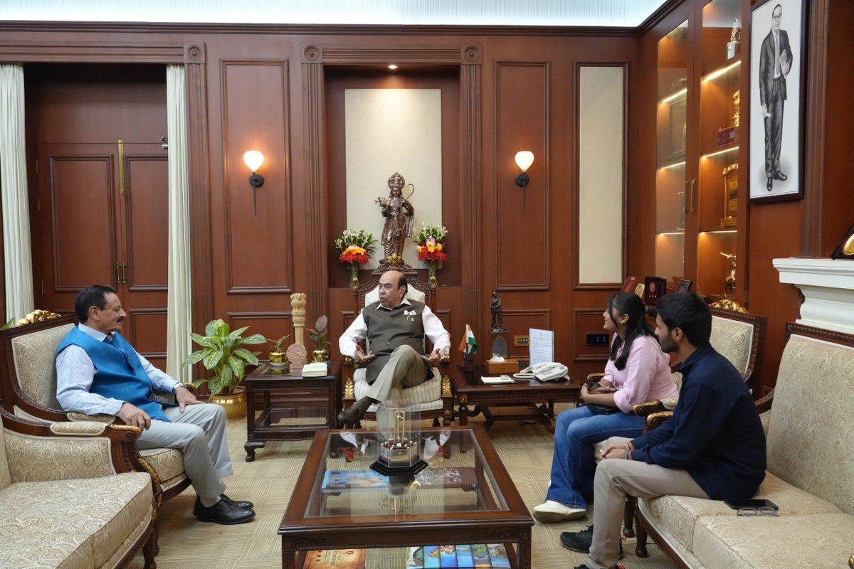 Chopsyturvey's tweet photo. Am in Patna for a TeD Talk at IIT. Called on the Hon'ble Governor General Ata Hasnain at Lok Bhawan. Presented him one of my recent books. Great interaction. https://t.co/g6dYDxOptF