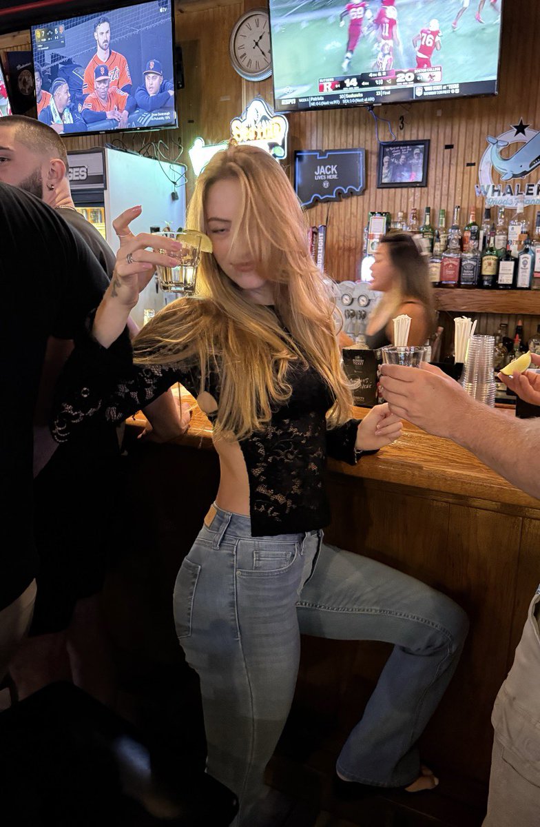 hannaahhn's tweet photo. some girl comes up to me and goes “give me your phone now” and these were the pics https://t.co/XGGxWAU6e3