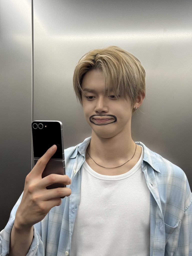 translatingTXT's tweet photo. @TXT_members trans: (cute tone) baby yeonjun hyung, happy birthday 🥳🥳🥳🥳🥳🥳 the weather is great too, have a happy day and as your birthday present, i’ll give you huening’s love filled to the brim ha
HAPPY BIRTHDAY https://t.co/b3bgLMjT3C