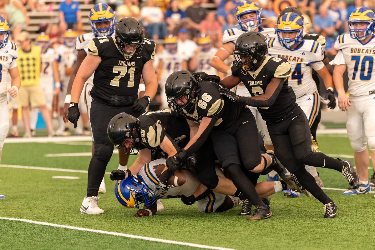 DavisWright71's tweet photo. Took care of business on Friday, Great team win!!! @dburgfootball. https://t.co/llAIlYnGFK