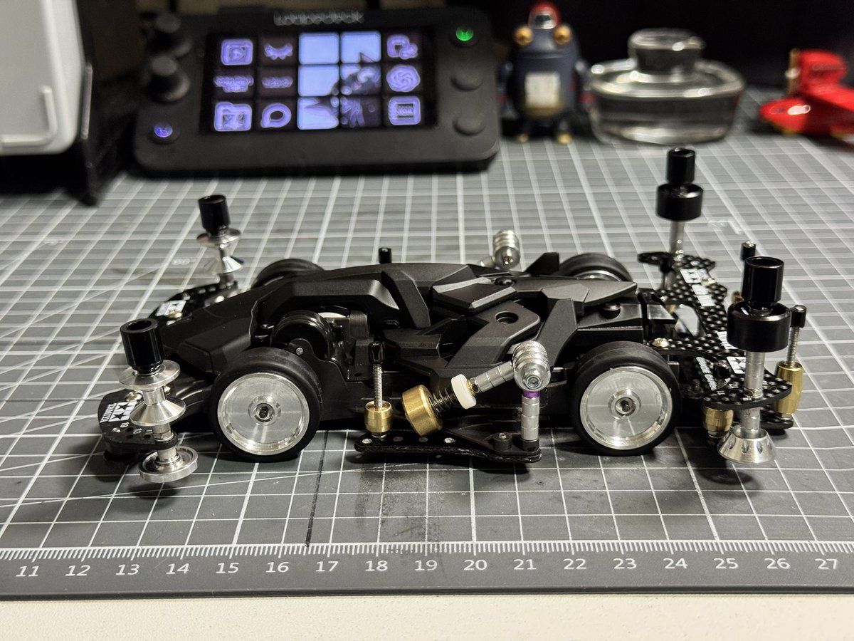 Nico_yonku's tweet photo. 完成しました！って、日付超えてるΣ('◉⌓◉’)

スリムに作ったつもりですが、思ったより重くなりました💦

#ミニ四駆 https://t.co/mUmI9FMoeW