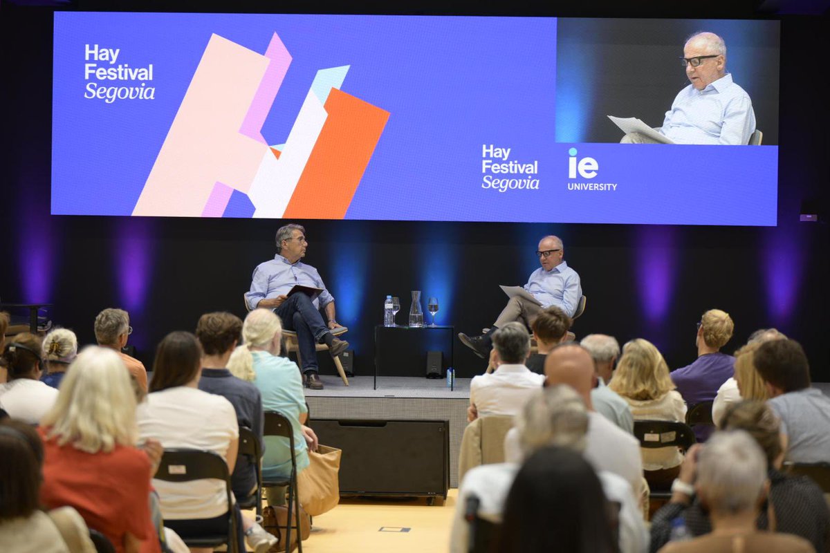 hayfestival_esp's tweet photo. 💭 de Lorenzo de’Medici:

👉🏻”La ciencia dice que los educadores y padres tienen que enseñar a los niños a mirar a los ojos cuando se habla con alguien.”

👉🏻”Para mí tik tok es una distracción divertida. Un entretenimiento.”

👉🏻”Tik tok es una máquina de hacer dinero.”

📍@IEuniversity