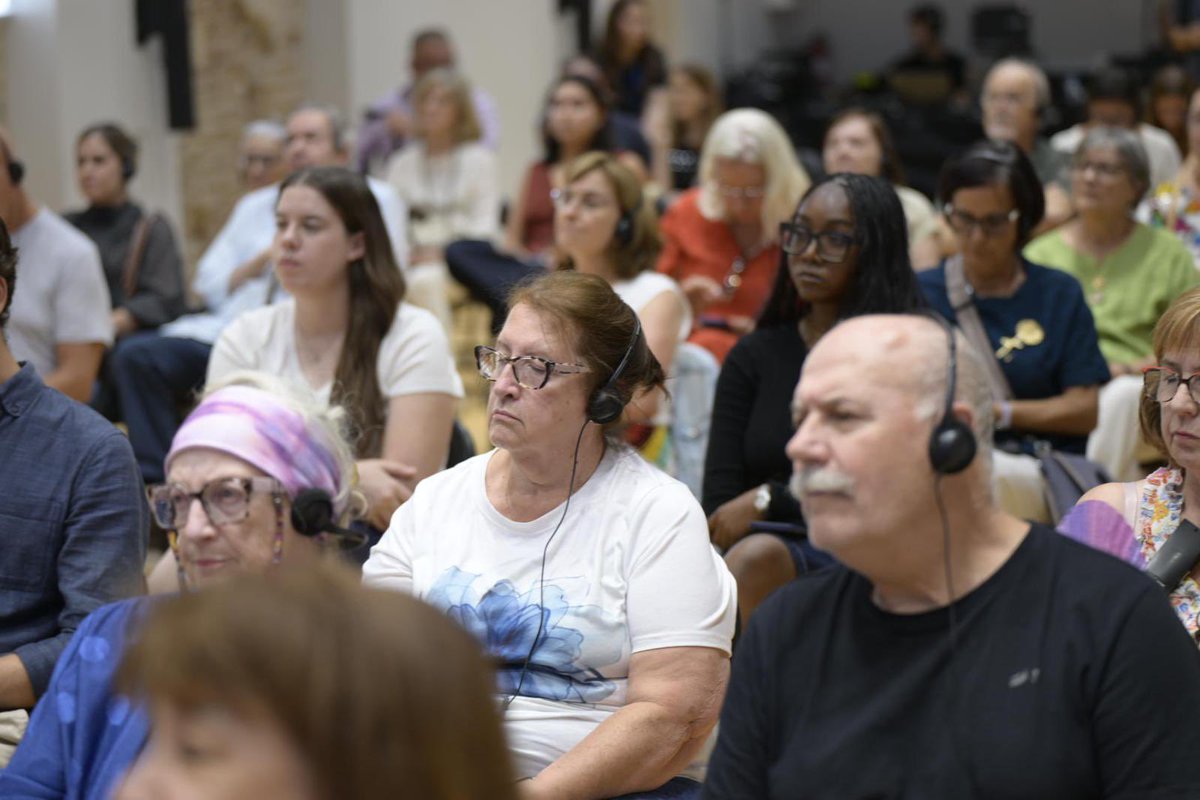 hayfestival_esp's tweet photo. 💭 de Lorenzo de’Medici:

👉🏻”La ciencia dice que los educadores y padres tienen que enseñar a los niños a mirar a los ojos cuando se habla con alguien.”

👉🏻”Para mí tik tok es una distracción divertida. Un entretenimiento.”

👉🏻”Tik tok es una máquina de hacer dinero.”

📍@IEuniversity