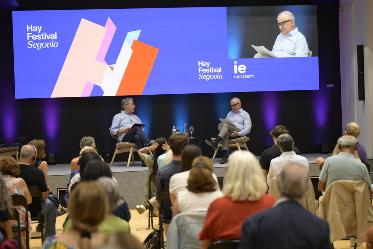 hayfestival_esp's tweet photo. 💭 de Lorenzo de’Medici:

👉🏻”La ciencia dice que los educadores y padres tienen que enseñar a los niños a mirar a los ojos cuando se habla con alguien.”

👉🏻”Para mí tik tok es una distracción divertida. Un entretenimiento.”

👉🏻”Tik tok es una máquina de hacer dinero.”

📍@IEuniversity