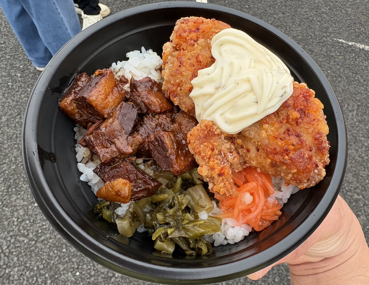 manabii_curry's tweet photo. ロッキンに行ってきました✨

アジカン伊地知さんプロデュースの牛ステーキ欧風カレー！フェス飯でこのクオリティのカレーが食べられるなんて😍

メロンパンソフト！焼き芋モンブラン塩バタークレープ！魯肉の鶏排の2種盛り！何を食べても美味しい🧡 https://t.co/VsAi2bTwaY