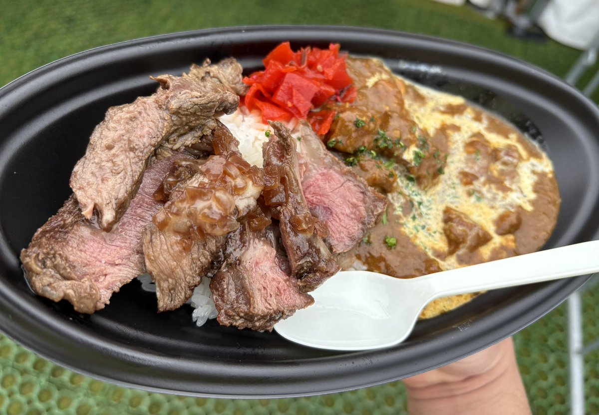 manabii_curry's tweet photo. ロッキンに行ってきました✨

アジカン伊地知さんプロデュースの牛ステーキ欧風カレー！フェス飯でこのクオリティのカレーが食べられるなんて😍

メロンパンソフト！焼き芋モンブラン塩バタークレープ！魯肉の鶏排の2種盛り！何を食べても美味しい🧡 https://t.co/VsAi2bTwaY