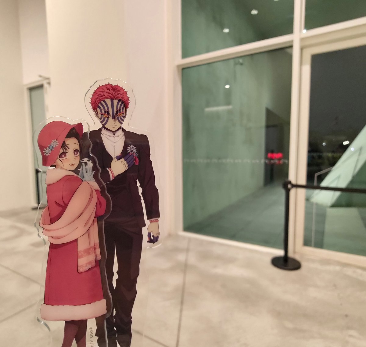 YouXi24065's tweet photo. 看完展覽後都天黑了，只好跟朋友到美術館角落拍照，沒想到外面的燈是綠色，拍起來感覺超怪的🫠 https://t.co/qsqZGaScrW