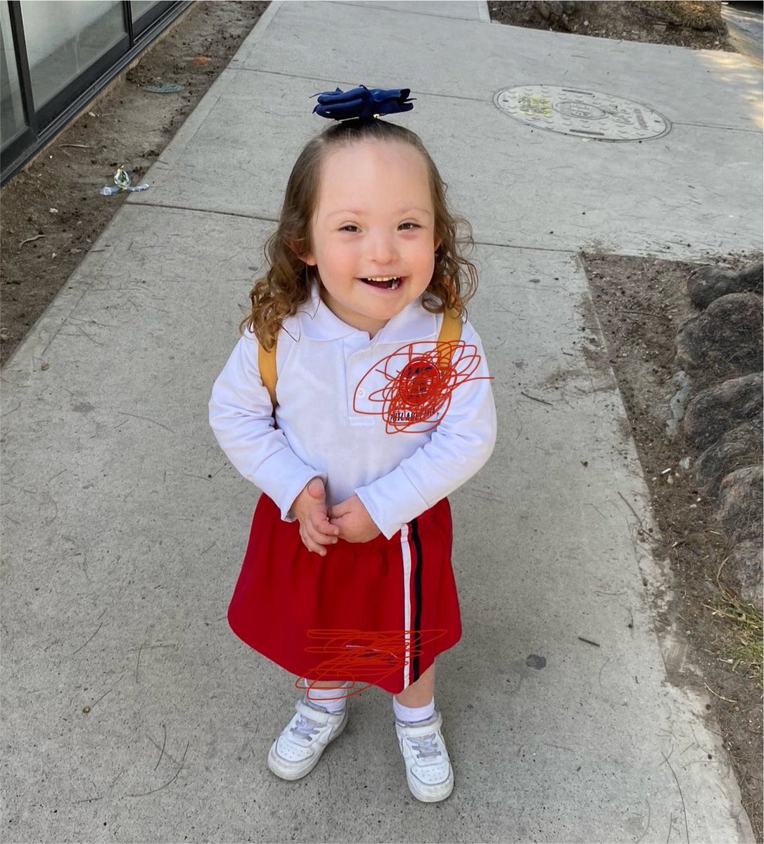 gojauregui's tweet photo. Mi hija Amelia, quien nació con Síndrome de Down, comenzó un nuevo ciclo escolar en el colegio al que asiste desde hace años. Me da alegría y me llena de orgullo ver su esfuerzo y, con el gran apoyo de su madre, sus maestras, su monitora y toda la red de gente que la amamos, sus grandes avances.