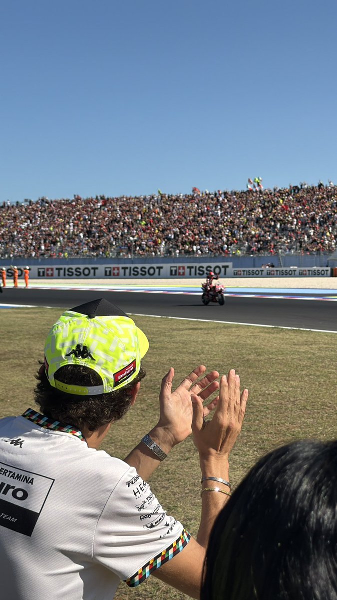 wetfroggie's tweet photo. HOLD ON....HE WAS CLAPPING FOR MARC?????? https://t.co/ZMrnK3oBvb