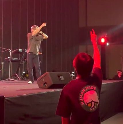 nutdanz's tweet photo. from cheering for hong as he performed his solo to sharing a big stage to perform their own solos (and finally joining hong at the end to dance to let’s go) https://t.co/t7dkIoZEAI