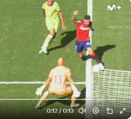 FuckPizarro's tweet photo. @pichu_6 @MPlusDeportes Por si acaso esta toma no la enseñas e!! pajaro. En la linea de fondo existe la cámara de gol, en la banda no. https://t.co/BA4CksvkhS