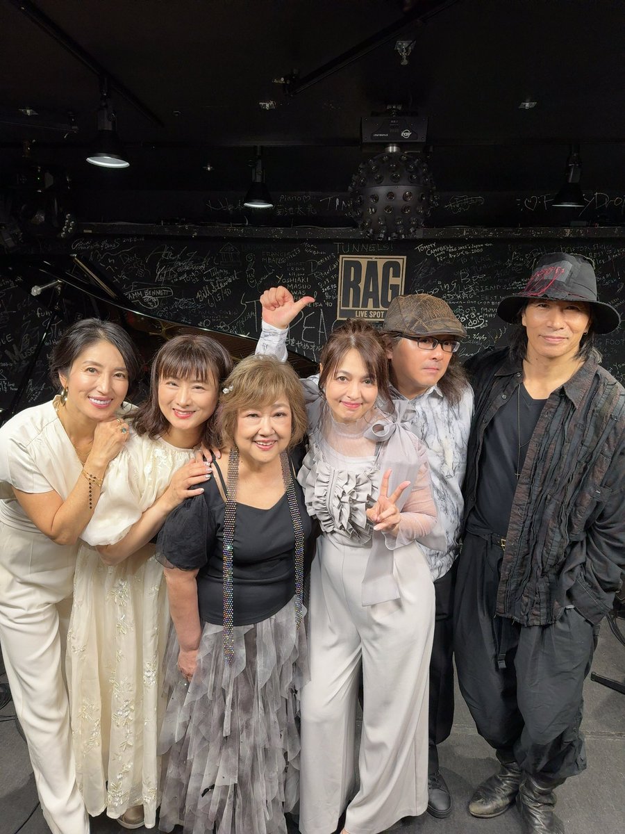 KosakaAkiko's tweet photo. #Live3553
京都公演.とても楽しく終りました。
会場に来てくれたお客様も
配信を見に来てくれた方々も
ありがとうございました。

出演してくれた木村早苗さん.朝見優香さん.笠原竜司さん.
キーボード& マニピュレーターの森藤晶司さん
RAGの皆様
その他、大勢のスタッフの皆さんにも感謝でいっぱいです。

ANZAとのツーカーなやりとりはもちろんのこと、早苗ちゃんとのよくわからない。会話も楽しかったなぁ。

懐かしい曲には自分でも感動したりしました。

配信はアーカイブが1週間残っています。

次は27日東京公演です。
こちらも楽しみにしていて下さい。