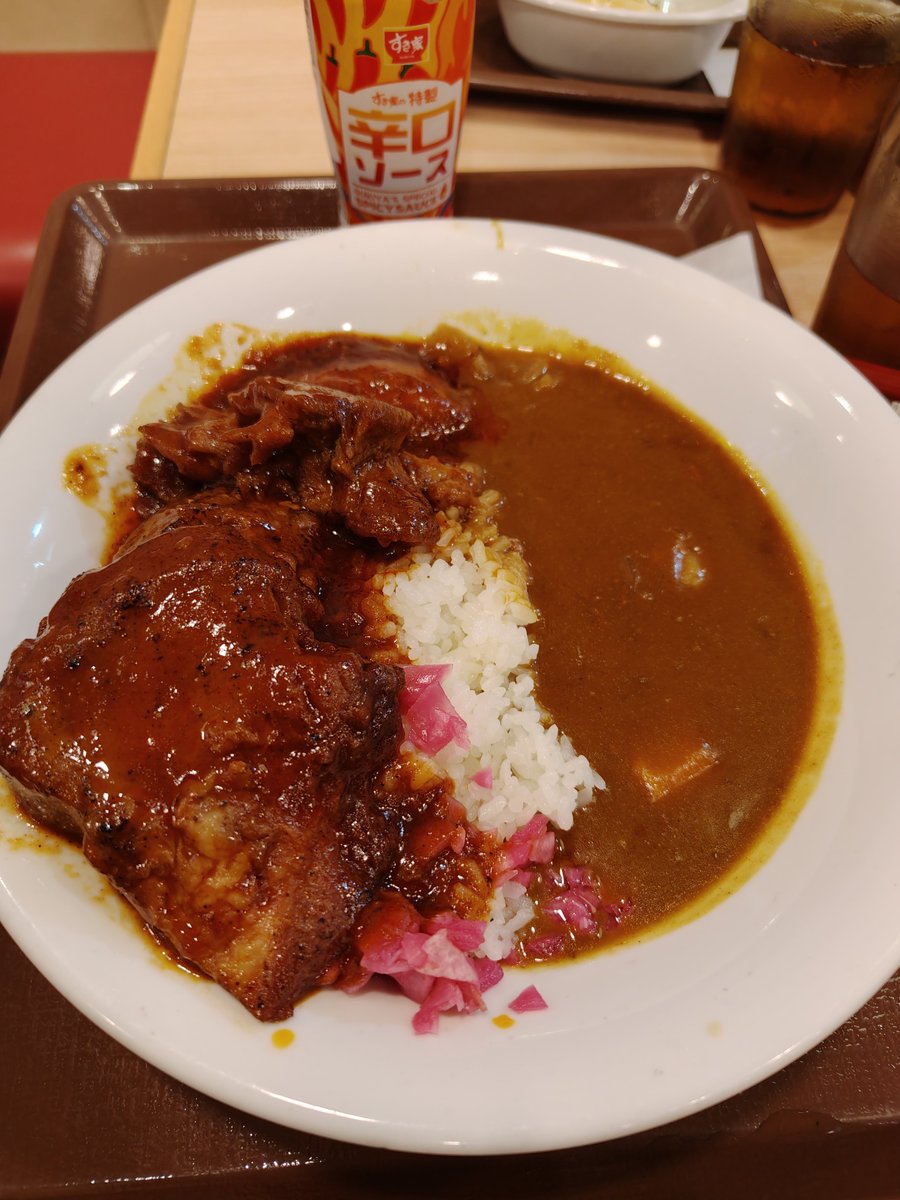 chocomint095's tweet photo. ポークロックカレートリプル！

肉自体にも味付けがしてあって、濃い味党にはたまらない一品！

大盛りがちょうどいいかも！ https://t.co/M4MdDSeLN3
