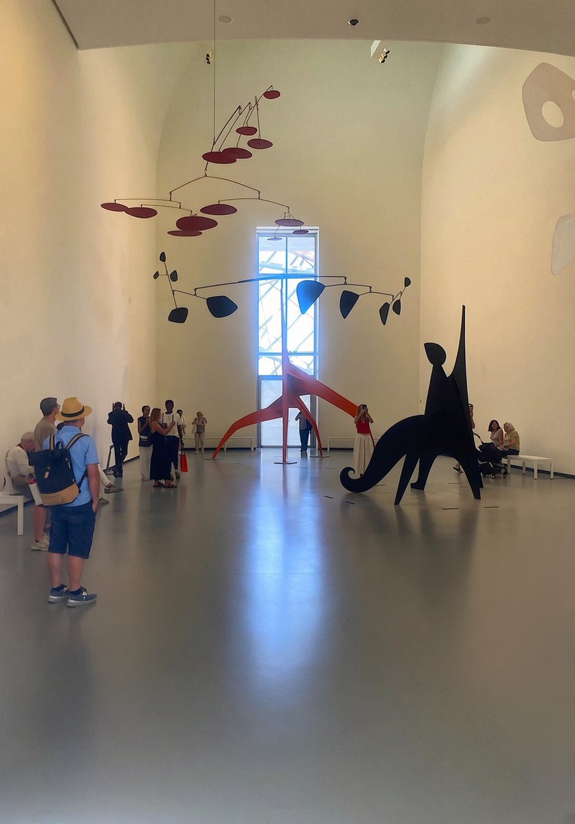 focusonparis's tweet photo. Soaring Saturday: defying gravity... one floating mobile at a time at recent #Calder exhibition. #art #modernart #sculpture #fondationlouisvuitton https://t.co/JCGYb9vKY2