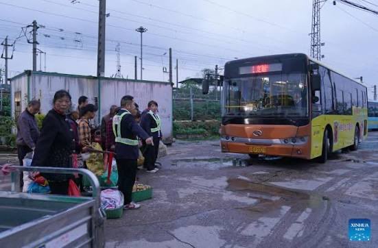 HighOctaneHero_'s tweet photo. @dominictsz I really like how advanced China is, but whereabouts is that? Because not all China is advancing. Have you seen rural China? Places 50 km outside of the city? Here is a bus stop for farmers in a nearby city. Where is all the tech and stuff? https://t.co/6aXuGpNetQ