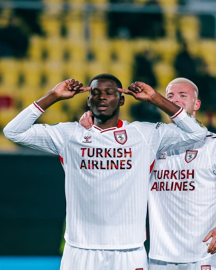 hbomanyagi's tweet photo. şu utanmazı da sırf yönetime laf ediliyor diye unutmayalım. Eleman 2 net gol pozisyonunu yedi beyinsizce. Lan 2. yarı belki skor 1-3 kalsaydı 3-3 olurdu en azından kim bilir daha nasil pozisyonlari israf edicek https://t.co/lCc5cCSNoU