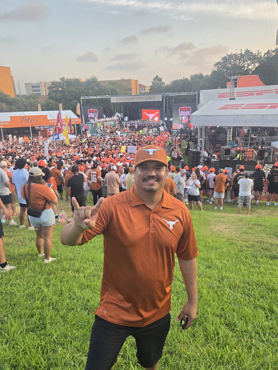 jermfuss99's tweet photo. What a morning in Austin! #1 Ohio State vs #4 Texas LFG! 

@CollegeGameDay https://t.co/MspveG4tlE