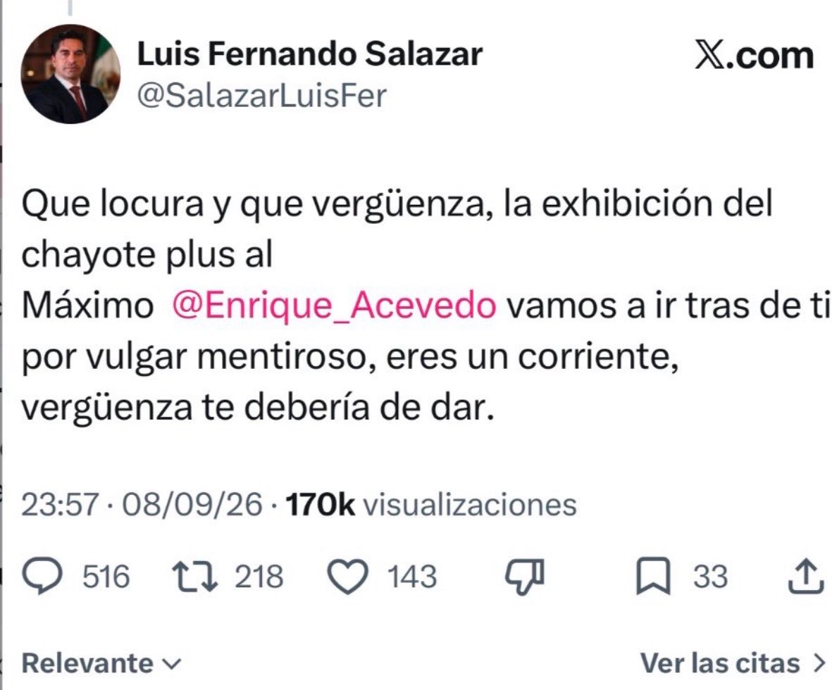 PelonGomis's tweet photo. ¿Tu más sincera disculpa a la presidenta de México?
Para qué le pides una sincera disculpa si a ella no la amenazaste... ¡Amenazaste a @Enrique_Acevedo! 

Con esa misma prisa, gran preocupación y lambisconería con la que grabaste las disculpas a la presidenta, tendrías que haberte disculpado con Enrique.

¿Qué pasó senador @SalazarLuisFer?
¿No que muy sácale punta amenazando periodistas diciéndoles "vamos a ir tras de ti por vulgar, mentiroso y corriente"?
Lo que escribiste no fue un error de comunicación... ¡Fue exceso de poder pésimamente mal comunicado! 

¡Por supuesto que fue una amenaza y la hiciste totalmente consciente porque ya te diste cuenta de que a los corruptos de tu partido no les pasa nada hagan lo que hagan y digan lo que digan! 
Jamás corregiste la amenaza, lo que corregiste fue la explicación de la amenaza. 
Lo tuyo, no fue un lapsus, fue un tuit pensado, escrito y publicado, pero como te sientes intocable (al igual que Rocha Moya e Inzunza), tomaste la decisión de publicarlo creyendo que iba a tener el mismo efecto que tenían las descalificaciones que desde tribuna hacía Andrés todos los días sobre @CarlosLoret, @CiroGomezL, @lopezdoriga, @AristeguiOnline, etc...

La libertad de expresión sirve para criticar al poder, no para que el poder le recuerde al periodista quién tiene poder.

¿Un periodista puede equivocarse? 
Sí.
Un senador puede equivocarse? 
Sí.
Lo que un servidor público no puede olvidar es la diferencia entre debatir y amenazar.
El gran problema contigo Luis Fernando es que crees que el puesto de senador te da permiso para amedrentar periodistas.
¡Con fuero todos son valientes y echados pa'lante! 

Un periodista puede ser cuestionado, desmentido y también demandado, pero jamás debe ser intimidado desde el poder.

Por el bien de todos… Que a todos los servidores públicos les quede muy claro que la prensa no está para aplaudirles, ni para alabarlos y mucho menos para publicar lo que @A_MontielR le pida a sus periodistas domesticados que publiquen. 

Desde que morena gobierna, 61 periodistas han sido asesinados y tú Luis Fernando, sabías que al escribir:
"Vamos a ir tras de ti" no estabas refiriéndote a la vía legal, lo que escribiste fue totalmente pensado y si no fue así y fue un arranque de rabia, entonces deberías renunciar en calidad de urgente... ¡México no necesita porros ni delincuentes de cuello blanco en su gobierno! 

Qué manera de salirte el tiro por la culata... Según tú, quisiste defender a Julieta de lo que presentó Enrique en su noticiero y la presidenta de México terminó defendiendo a Enrique y criticándote a ti. 
¡JA!
Eso jamás te lo esperaste porque cuando la bomba explotó, tú te imaginaste la típica escena del bienestar en la que toda la bancada de morena grita:
"No estás solo, no estás solo, no estás solo"... Y uuuupppsss, resulta que sí estás solo.

Senador, quisiste convertir una amenaza personal en una posición de tu partido y nadie te hizo coro. 
¡No confundas respaldo partidista con inmunidad política!

Gracias a la presidenta y a que tu partido no cerró filas contigo, acabas de darte cuenta de que el plural de "yo", no siempre es "nosotros".