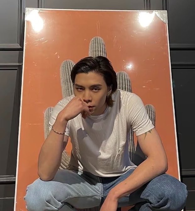 johfam's tweet photo. this stare of his 😵‍💫 https://t.co/mzt5z1wUYc
