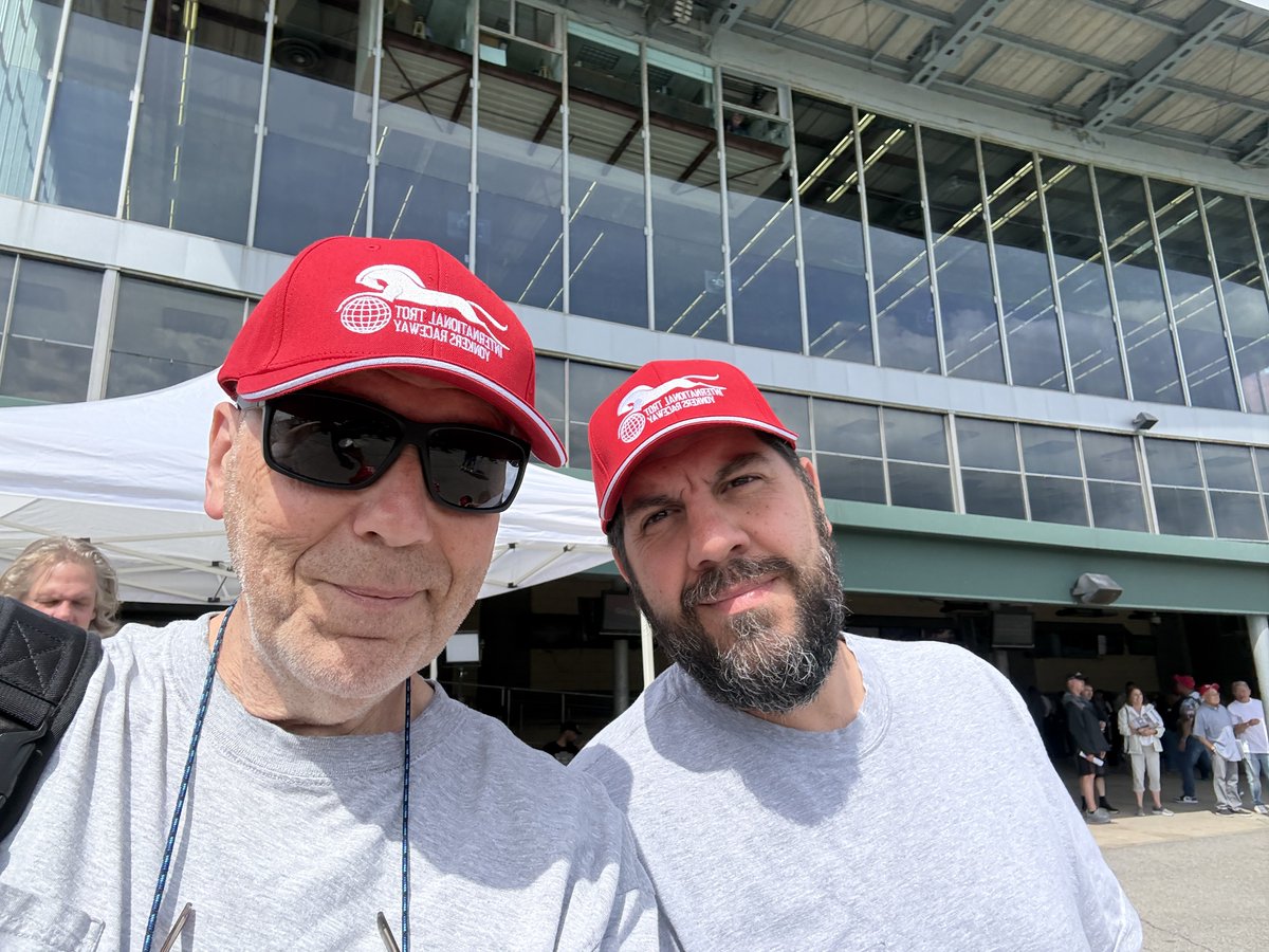 saberonyx's tweet photo. We’re here ,let the fun begin. What a day of racing. @USTrotting @YonkersRaceway @SOAofNY @ITMMikeeP @M1ke_Goomba @vnssa926 @Edison_1999_  #YonkersInternationalTrot #harnessracing https://t.co/ixzgqeJDAI