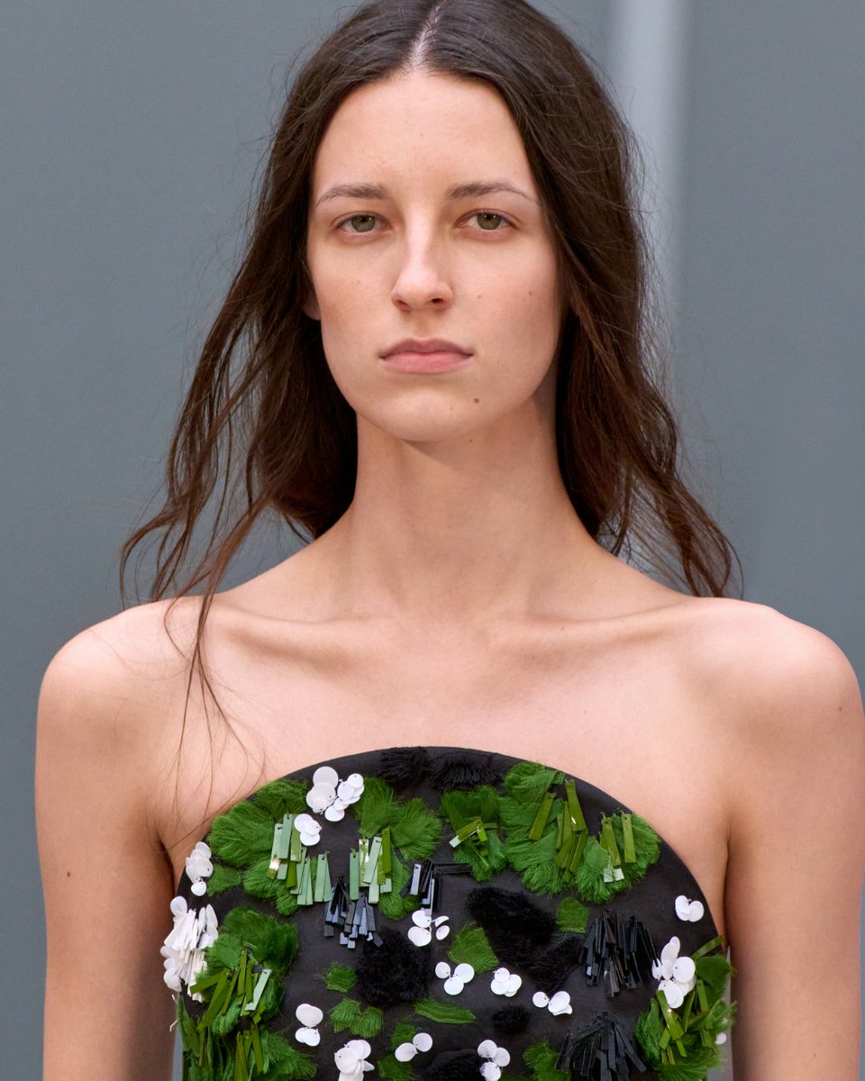 MichaelKors's tweet photo. 🟢 Green means ________. The fresh new hue, as seen on the Spring/Summer 2026 Michael Kors Collection runway.
#MichaelKorsCollection
#NYFW https://t.co/kqXWNpOizv