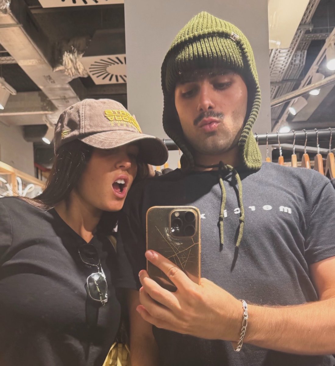 pumurrutia's tweet photo. les encanta ir de compras juntos besties https://t.co/T0NYgdmk3w