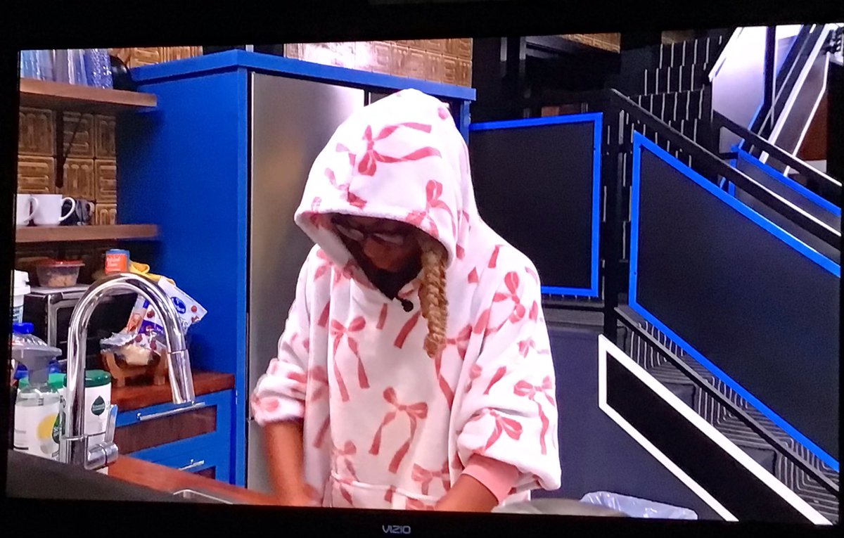 mistyblue671's tweet photo. So wish she could stop doing dishes and let them grow into a massive pile and just cook for herself. Happens on so many seasons, I wish they would make a chores rule. It’s not right. #bb28 https://t.co/cbrPkjGhGy