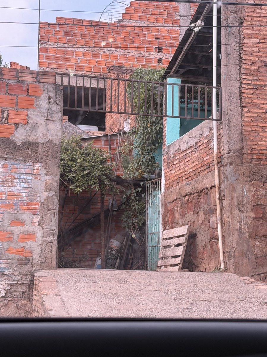 hispanicnomad's tweet photo. Update: I talked to the police and I followed my phone’s last location with a patrol

Feel like I’m in a James Bond movie, or perhaps in the Favela map in Modern Warfare 2

They even had a shotgun with them, but I didn’t get to fire it 😢 https://t.co/2i3IuJr75X