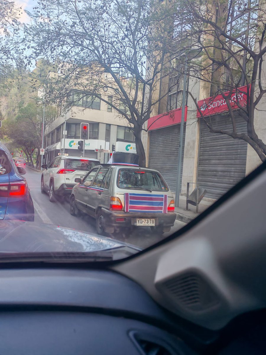 TULIPOFWINTER's tweet photo. el real patriotismo weon un AUTO CON CHUPALLA Y PONCHO?? chile es tan surreal a veces. https://t.co/x9iQS9Y0tS