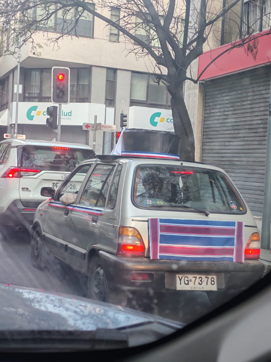 TULIPOFWINTER's tweet photo. el real patriotismo weon un AUTO CON CHUPALLA Y PONCHO?? chile es tan surreal a veces. https://t.co/x9iQS9Y0tS