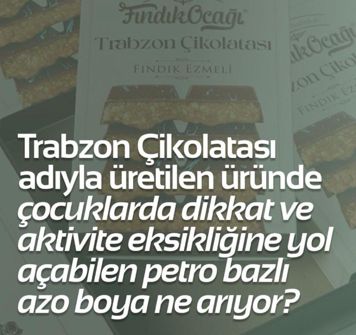 KalandarDergisi's tweet photo. Trabzon'da üretilen Fındık Ocağı markasına ait Trabzon Çikolatası ürününde renklendirici olarak Ponceau 4R (E124) adlı petrol bazlı azo boyanın kullanıldığı ileri sürülmekte. 
Gidadedektifi tarafından yapılan paylaşımda: "Fındık Ocağı markasıyla Trabzon'un Yomra ilçesinde üretilerek satışa sunulan Trabzon Çikolatası içeriğinde renklendirici olarak E124 kodlu Ponzo 4R kullanıldığı görülüyor.

Bu renklendirici çocuklarda dikkat ve aktivite eksikliğine yol açabiliyor ve yasal uyarı zorunluluğuyla etiketlerde yer alıyor. Buna rağmen firmanın yasal uyarıyı yapmadığı ve katkı maddesini diğer içerik beyanlarının aksine,

sadece E124 koduyla yazarak detaylarıyla tüketiciye aktarmadığı anlaşılıyor. "