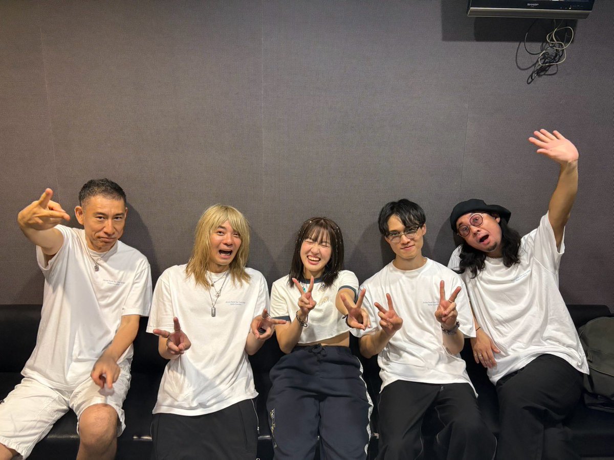 junnarockyou's tweet photo. #Junna_ハローグッバイツアー 

札幌にて千秋楽でした。
寂しい気持ちもありつつ、今までにないくらい晴れやかな気持ちです。
それは、ツアーに足を運んでくれたあなたが温かい場所を作ってくれたから。

本当にありがとう。言い表すことができない気持ちがたくさん。

とにかく、あなたへありがとう。 https://t.co/L56nVA6b0W