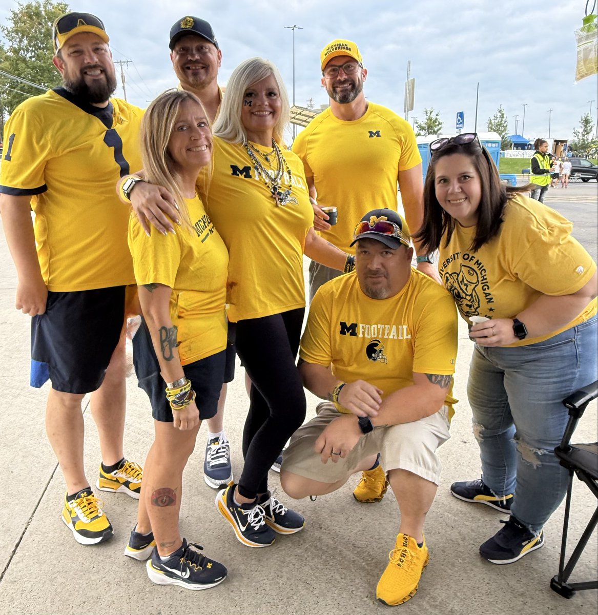 bakingmom14's tweet photo. Family 💛💙 #GoBlue #BigHouseLive 

@The_Jerks_ https://t.co/q1rbndnlAf