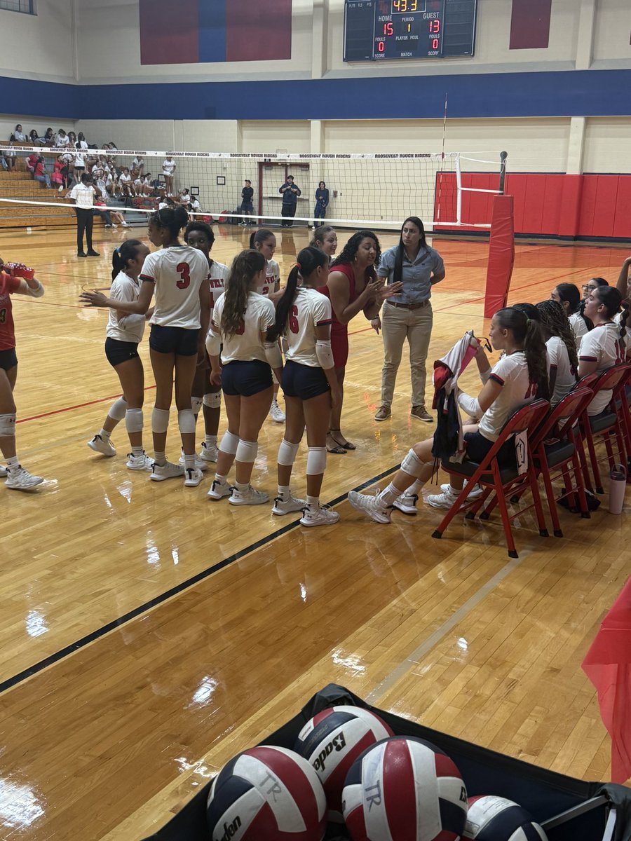 CoachBarnes91's tweet photo. So proud of the way TR Volleyball fought last night!!! So much growth happening in this group!!! The future is bright! 
@CoachMartinez28 @MarilieD @WeAreTRHS https://t.co/YmYdeoEpTr