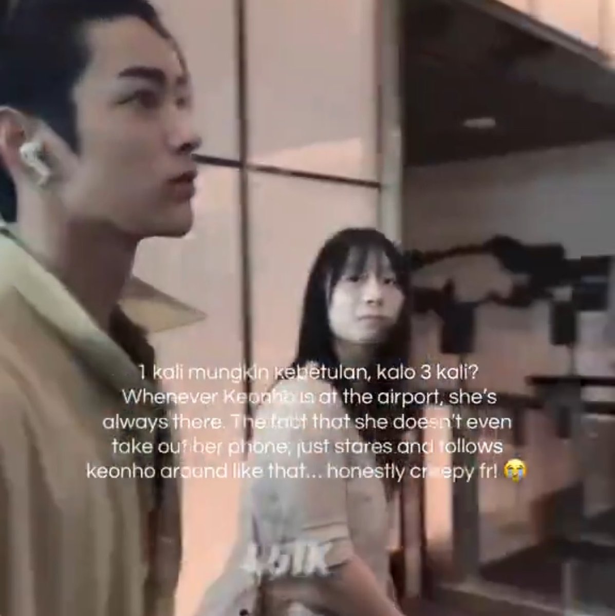 ddkeonhoo's tweet photo. yang makin bikin takutnya tu dia bnran bukan ngejar fancam kaya sasaeng pd umumnya… setau gw ssg tu ngejar fancam biar biasa dipejual belikan…. ini dia tu ga bawa hp loh (?) bnr bnr berusaha ngejar keonho biar bisa liat sedeket dan sedetail ituuu, OBSESSED AF…. PLEASE LEAVE MY SON ALONE 😭💔 

@cortis_bighit PLEASE DO A BETTER JOB, PROTECT UR ARTIS PROPERLY JEBAL 😭