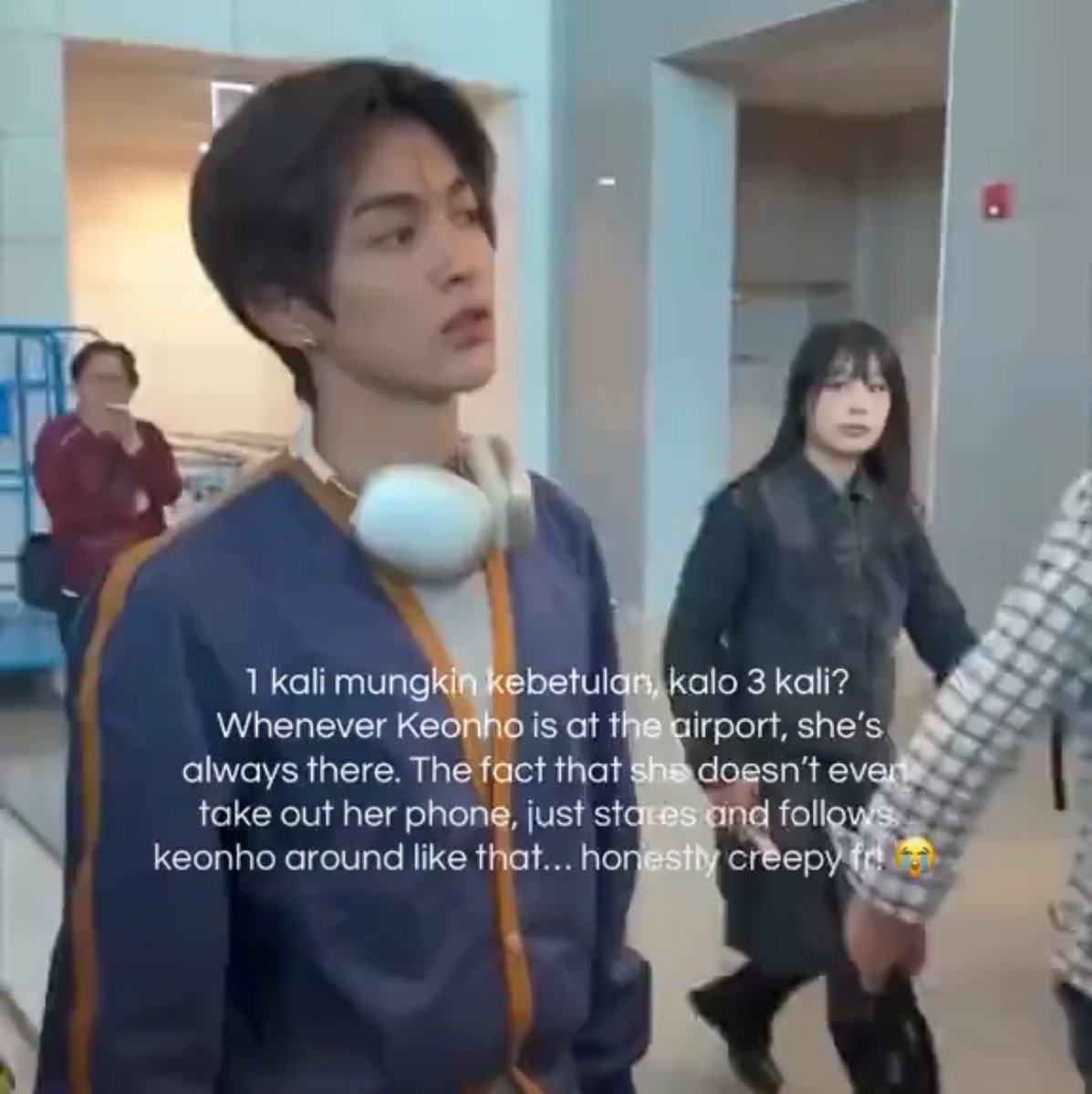 ddkeonhoo's tweet photo. yang makin bikin takutnya tu dia bnran bukan ngejar fancam kaya sasaeng pd umumnya… setau gw ssg tu ngejar fancam biar biasa dipejual belikan…. ini dia tu ga bawa hp loh (?) bnr bnr berusaha ngejar keonho biar bisa liat sedeket dan sedetail ituuu, OBSESSED AF…. PLEASE LEAVE MY SON ALONE 😭💔 

@cortis_bighit PLEASE DO A BETTER JOB, PROTECT UR ARTIS PROPERLY JEBAL 😭