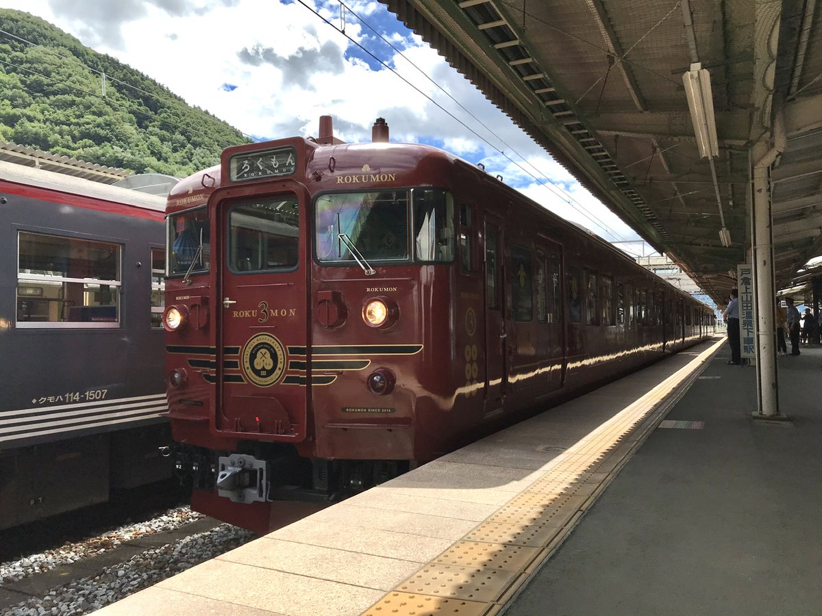 shinanorailway1's tweet photo. 【撮影よもやま】
本日の #ロイロム鉄道 をご覧の方は既にお分かりかも知れませんが、先日の投稿でサプライズが…とお伝えしたのは
”偶然に観光列車 #ろくもん に遭遇してしまう”
という場面でした。

収録日は運転のない日だったのですが臨時メンテのため移動中の車両と奇跡の出会いが！

#しなの鉄道 https://t.co/GCc5NlJmj2