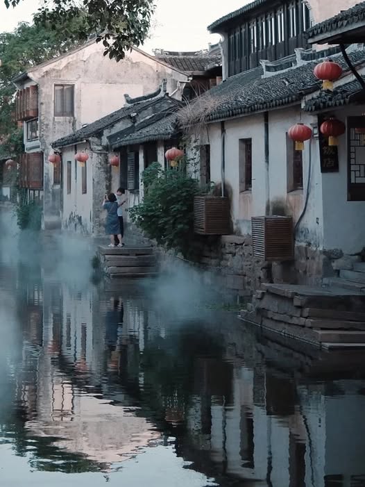 Thaoly24's tweet photo. Một vài kinh nghiệm nhỏ dành cho những ai chuẩn bị du lịch Trung Quốc:
📷Tìm quán ăn: Ngoài các nền tảng quen thuộc, mọi người có thể tham khảo thêm Dianping (大众点评) – ứng dụng được sử dụng khá phổ biến tại Trung Quốc để tìm nhà hàng, xem đánh giá và tham khảo giá. Một số địa điểm nổi tiếng trên mạng có thể khá đông, nên xem trước đánh giá của người dùng địa phương sẽ dễ chọn quán phù hợp hơn.
📷Ứng dụng & thanh toán: Trước khi đến Trung Quốc, nên chuẩn bị sẵn Alipay hoặc WeChat Pay và liên kết phương thức thanh toán phù hợp. Nhiều dịch vụ từ ăn uống, mua sắm đến đi lại đều có thể thanh toán bằng mã QR, nên việc chuẩn bị trước sẽ giúp mọi người thuận tiện hơn trong quá trình di chuyển.
📷Di chuyển: Ở các thành phố lớn như Bắc Kinh, Thượng Hải hay Quảng Châu, hệ thống tàu điện ngầm khá phát triển và có thể giúp tiết kiệm nhiều thời gian. Tuy nhiên, nên kiểm tra trước tên ga và lối ra vì một số ga rất lớn, khoảng cách giữa các cửa ra vào có thể khá xa.
📷Đi các điểm xa trung tâm: Với những nơi như Trương Gia Giới, Phượng Hoàng Cổ Trấn hay các khu danh thắng nằm xa trung tâm, mọi người nên chuẩn bị sẵn nước và một ít đồ ăn nhẹ. Một số khu vực có ít cửa hàng hoặc giá dịch vụ bên trong điểm tham quan có thể cao hơn bên ngoài.
📷Bản đồ & Internet: Một số ứng dụng và dịch vụ quen thuộc như Google Maps có thể không hoạt động ổn định tại Trung Quốc. Vì vậy, nên chuẩn bị trước ứng dụng bản đồ nội địa, tải thông tin địa điểm cần đến và cân nhắc sử dụng eSIM/roaming hoặc phương án kết nối Internet phù hợp để tránh gặp khó khăn khi đang di chuyển.
📷Giấy tờ: Trước chuyến đi, nên kiểm tra kỹ hộ chiếu, visa, vé máy bay, thông tin khách sạn và các giấy tờ cần thiết. Nếu lịch trình có nhiều thành phố, nên lưu sẵn thông tin đặt phòng và vé di chuyển để thuận tiện khi cần xuất trình hoặc tra cứu.