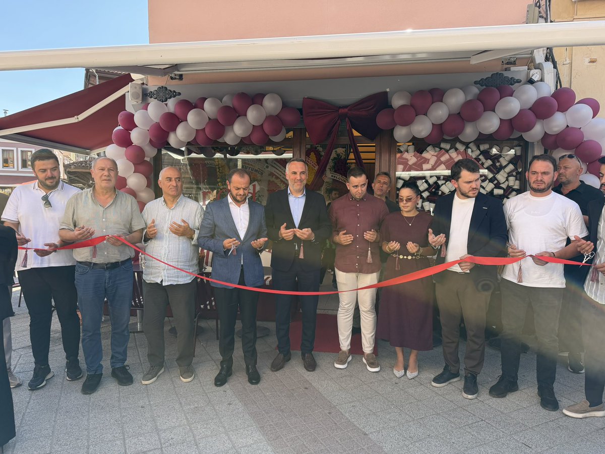 yunustever's tweet photo. Tarihi Uzunçarşı’mızda yeni hizmete başlayan rød isimli kafenin açılışına katılarak, işletme sahiplerine hayırlı olsun dileklerimizi ilettik.

Enes ve Elif Seda Sarıgül kardeşlerimizi tebrik ediyor, yeni iş yerlerinin kendilerine bereketli, bol kazançlar getirmesini temenni ediyorum.