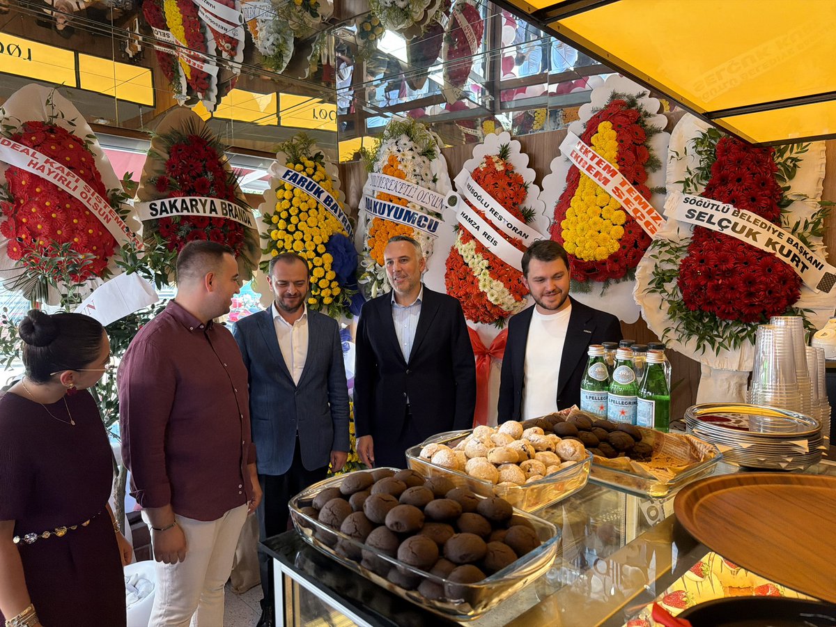 yunustever's tweet photo. Tarihi Uzunçarşı’mızda yeni hizmete başlayan rød isimli kafenin açılışına katılarak, işletme sahiplerine hayırlı olsun dileklerimizi ilettik.

Enes ve Elif Seda Sarıgül kardeşlerimizi tebrik ediyor, yeni iş yerlerinin kendilerine bereketli, bol kazançlar getirmesini temenni ediyorum.