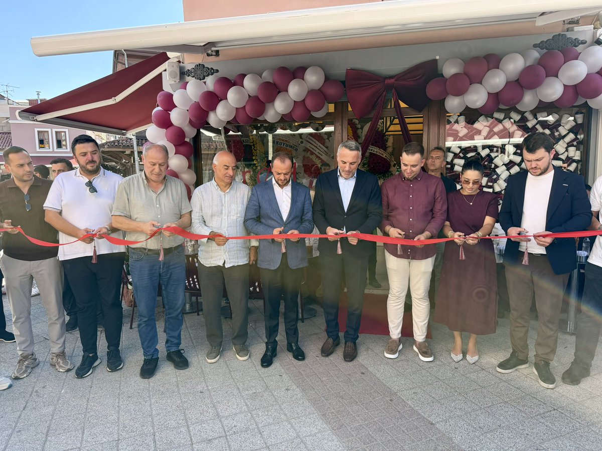 yunustever's tweet photo. Tarihi Uzunçarşı’mızda yeni hizmete başlayan rød isimli kafenin açılışına katılarak, işletme sahiplerine hayırlı olsun dileklerimizi ilettik.

Enes ve Elif Seda Sarıgül kardeşlerimizi tebrik ediyor, yeni iş yerlerinin kendilerine bereketli, bol kazançlar getirmesini temenni ediyorum.