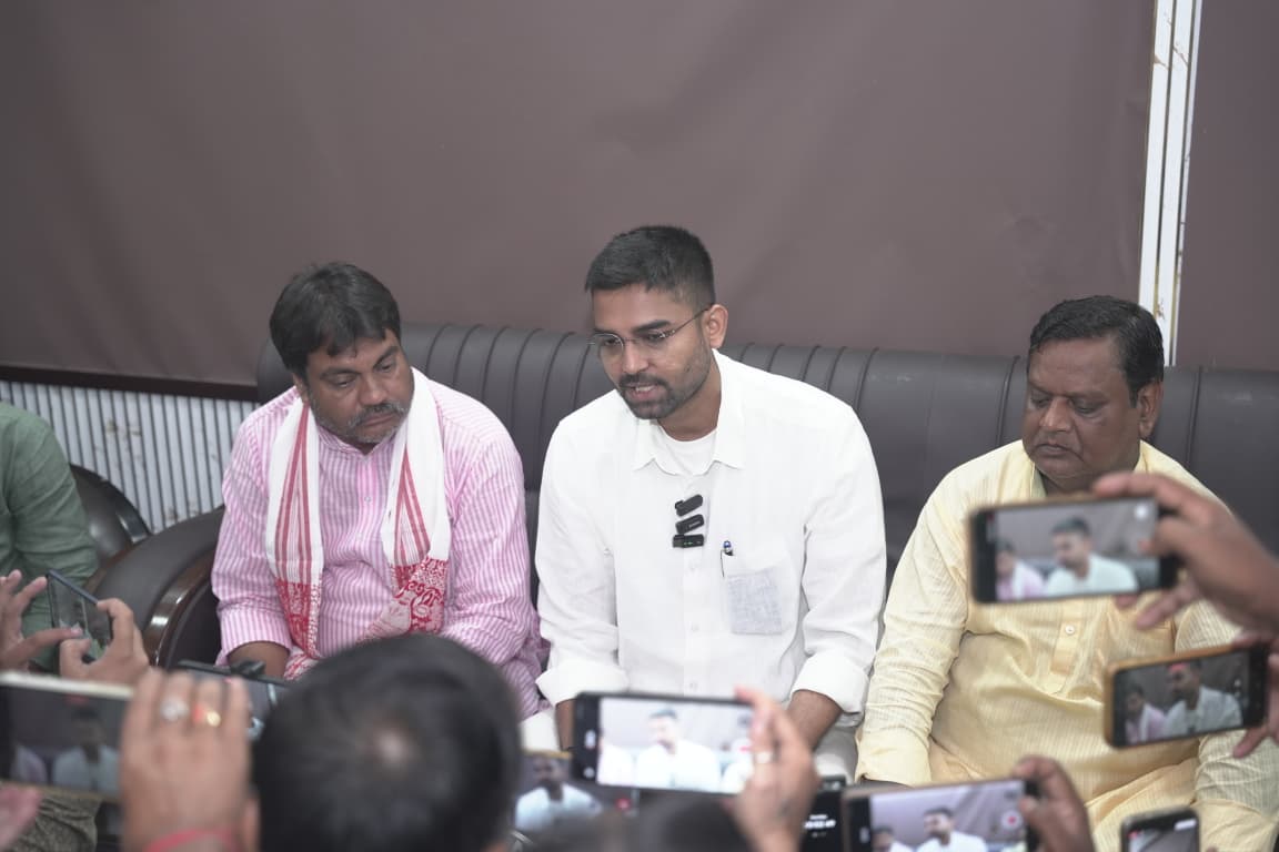 DeepakRLM's tweet photo. आज जमुई जिला अतिथि गृह के सभा कक्ष में आयोजित प्रेस वार्ता को संबोधित करते हुए जिले में संचालित विकास एवं जनकल्याणकारी योजनाओं की प्रगति की  जानकारी साझा की।

#DeepakPrakash #PanchaytiRaj #Jamui #PressConference #PanchayatSarkarBhawan #PublicWelfare #DevelopmentReview https://t.co/lfYyNL5OQ1