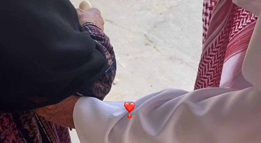 tcc1i's tweet photo. والله إنك يميني يوم هالعالم يسار
وإنك نوري وباقي الدنيا سواد ❣️. https://t.co/6pv9YzOnX5