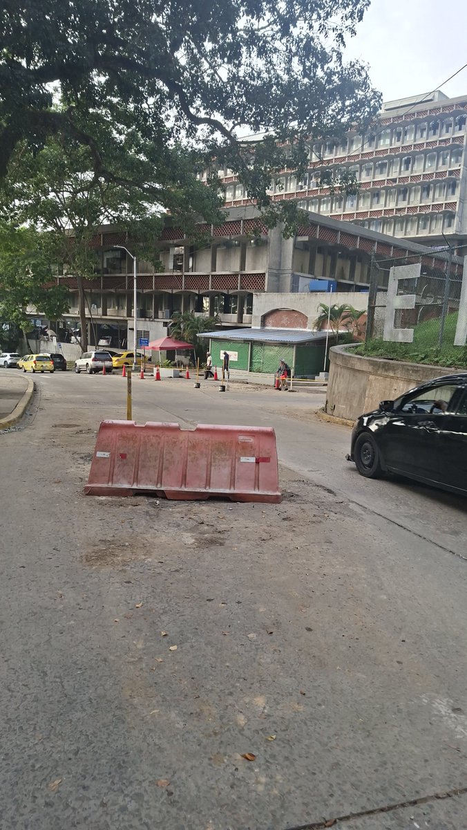 ROBPANAMA's tweet photo. @freddypitti @MOPPma Seria bueno se den su vuelta por Ancón, se me viene a la mente la frase célebre. "Pero estamos en Panamá y no en Suiza" Esto despues de una reparación del @IDAANinforma hace 2 días. Cc @MOPPma o tampoco sabe donde queda Ancón? https://t.co/f7DvZmtudP